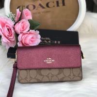 ราคา Coach คล้องมือรุ่นฝาพับสีแดงเมทาลิก (3122901623)