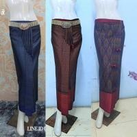 ราคา ผ้าถุง ผ้าซิ่นสำเร็จรูปผ้าซิ่นไหมเทียมทอลาย แบบป้ายเลื่อนตะขอ สีเมเทิลลิควาว (9046144874)