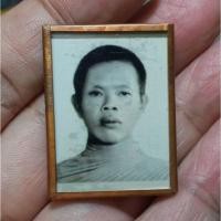ราคา หลวงพ่อคูณ วัดบ้านไร่ รูปถ่ายหน้าหนุ่มอัดกระจกหุ้มด้วยแผ่นตะกรุดทองแดงจาร มือ หลวงพ่อคูณ ออกที่วัดปรก ปี ๒๕๓๖ (28077923686)