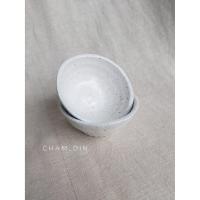 ราคา สินค้ามือสอง ถ้วยน้ำจิ้มเซรามิคเคลือบสีขาว ลายจุดเล็กๆสีน้ำตาล ใบเล็ก (7266770904)