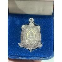 ราคา พญาเต่าเรือน หลวงปู่หลิว วัดไร่แตงทอง จ.นครปฐม รุ่นเจ้าสัว รุ่นแรก เนื้อเงิน ผิวเดิม กล่องเดิม สร้างน้อย รับประกันแท้ (42754047896)