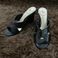 ราคา ❤️ รองเท้า LYN ส้นเตารีด Size 36 (Size 35 ก็ใส่ได้ค่ะ) (1727038313)