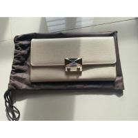 ราคา กระเป๋าสตางค์Charles&Keithสีขาว แท้ มือสอง (20981744853)