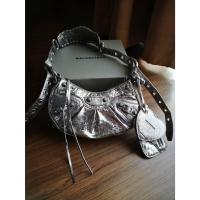 ราคา กระเป๋าแบรนด์เนม Balenciaga le cagole xs มือสอง (25150603594)