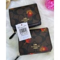 ราคา SMALL TRIFOLD WALLET IN SIGNATURE CANVASWITH POP FLORAL PRINT (COACH C6042) (15245329495)