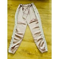 ราคา กางเกงผ้ามัน ทรงสปอร์ต แต่งแถบสีขาวด้านข้าง ขาจั้ม ไซส์ S (24913116043)