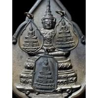 ราคา เหรียญพระแก้วมรกต หลวงปู่ดู่ปลุกเสก พิธีเปิดธนาคารกรุงไทย ปี 2525 (ยกชุด 3 องค์) รับประกันพระแท่ (27506714580)