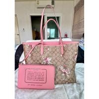 ราคา Used กระเป๋า Coach รุ่น Tote กลับด้านได้ ลายดอกไม้สีหวานน่ารัก มือสองใช้งานน้อย รับประกันของแท้ 100% (26536436822)