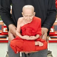 ราคา NMT8 หลวงปู่ทวด วัดช้างให้ งานแอร์บรัช หน้าตัก5นิ้ว งานไฟเบอร์หุ่นขี้ผึ้งห่มจีวรเสมือนจริง (20482565509)