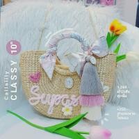 ราคา พร้อมส่ง Callalily Classy 10" กระเป๋าสานติดชื่อ กระเป๋าสานแต่งพู่ (7144799856)