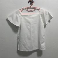 ราคา เสื้อแขนระบายสีขาว (ดึงแขนเป็นเสื้อปาดไหล่ได้) (537796989)