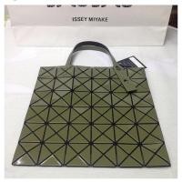 ราคา กระเป๋า Issey Miyake bao bao สี Khaki ของแท้ 100% เขียวสวยค่ะ มือสองน่ะค่ะ ใช้น้อยค่ะ (3742640442)
