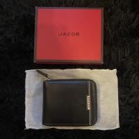 ราคา (มือสอง) JACOB Wallet กระเป๋าสตางค์ สีดำ หนังวัวแท้ หนังเรียบ ซิปรอบ ของแท้ (16134572009)