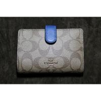 ราคา ขาย!!..กระเป๋าสตางค์ ผู้หญิง ยี่ห้อCOACH สีน้ำตาลลายซีภายในสีน้ำเงิน ของแท้100% มือ1 (5456508932)