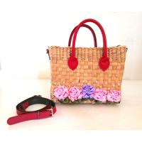 ราคา กระเป๋าสาน FULLTENi รุ่น Ratti3 หูหิ้วและสายสะพายทำจากหนัง PU พร้อมปักริบบิ้นดอกไม้ (1620358697)