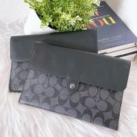 ราคา Coach แท้ ✔️ กระเป๋าใส่ iPad / Tablet | Coach Mini Tablet Sleeve in Signature Canvas (10913031834)
