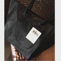 ราคา กระเป๋าพรีมี่ยมกิฟ จาก GIVENCHY แท้ 100 % ทรง HOT ขนาดกำลังดีสะพายไหล่/คล้องแขนได้เก๋ๆวัสดุหนัง PU ขนาด31*29*13cm (1690284426)