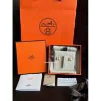 ราคา พร้อมส่ง / ของแท้อุปกรณ์ครบ ตุ้มหู Hermes mini pop h earrings (White/RGHW) (26902851257)