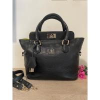 ราคา Vera Wang แท้ทรงทำงาน ฐาน 11 นิ้ว หนังแท้ทั้งใบ หนังสวย ภายในสะอาด มีพร้อมแม่กุญแจและลูกครบ มีร่องรอยใช้งานมือสองทั่วไป (27380840753)