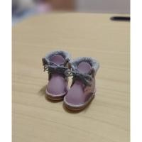 ราคา พร้อมส่ง รองเท้าตุ๊กตาหนังแท้ รุ่นบู๊ทพับหลัง ตุ๊กตาบลายธ์ (ข้อต่อ) สีม่วงอ่อน (27733048872)