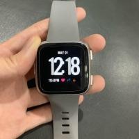 ราคา Fitbit Versa smartwatch (Gray/silver) นาฬิกาอัจฉริยะ (2170335236)