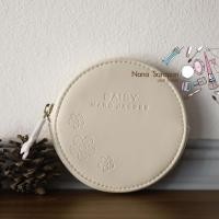 ราคา Daisy Marc Jacobs กระเป๋าอเนกประสงค์ ทรงกลม สีขาว ปั๊มลายและโลโก้แบรนด์ Daisy Marc Jacobs น่ารักสุดๆ (7935826036)