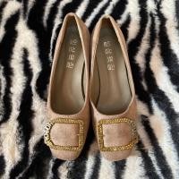 ราคา [มีตำหนิจากการใช้งานตามภาพนะคะ] ส่งต่อ รองเท้าคัชชูผู้หญิง Dior J'adior กำมะหยี่ ส้นสูง สีเทาอมน้ำตาล เบอร์ 38 มือสอง (27759801588)