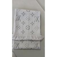 ราคา Lv scarf มือ2️⃣ของแท้สภาพดี มีร่องรอยการใช้Lv monogram logomania wool scarfM74742 สีเทา size 64.5*11.8 " หรูหรา (42552824826)