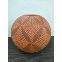 ราคา แจกัน ทรงโอ่ง เนื้อดินเผา ใบใหญ่ แกะสลักลายอย่างปราณีต ทั่วทั้งใบ มีลายเซ็นของศิลปิน (25056684592)