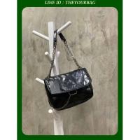 ราคา กระเป๋าZARA ROCKER SOFT CROSSBODY BAG แท้100 % กระเป๋าสะพายข้างสีดำเงา วัสดุหนังpuผิวนุ่ม แต่งลายรูปทรงเรขาคณิต ++/ (7204994556)