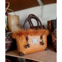 ราคา กระเป๋ากระจูด ขนาด 9*4*6 นิ้ว สีชา ตกแต่งขนมิ้ง กระเป๋าสตางค์ ของฝากของขวัญ แฮนด์เมด (25793841242)