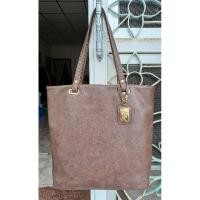 ราคา กระเป๋าแบรนด์AK ANNE KLIEN ทรงเอกสาร(ถือ/สะพายข้าง)หนังแท้สีน้ำตาลช็อกโกแลต มือสองของแท้สภาพสวยงาม มีของพร้อมส่งนะคะ... (29950339257)