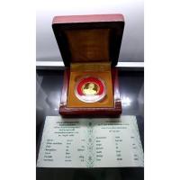 ราคา เหรียญ ที่ระลึก เนื้อทองคำแท้ ชนิดขัดเงา 16,000 บาท  ที่ระลึกเฉลิมพระชนมพรรษา 5 รอบ สมเด็จพระบรมโอรสาธิราชฯ (ร10) ปี2555 (11186136065)