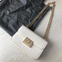 ราคา กระเป๋าสะพายข้างสีครีมโซ่ทอง Charles & Keith (27030086169)