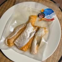 ราคา ปลาแซลมอนแดดเดียว ชิ้นเต็มคำ ทำวันต่อวัน สำหรับนำไปอบหรือทอด หนังจะกรอบ เนื้อนุ่มชุ่มใน ไขมันดีประโยชน์จากส่วนท้อง (28685534646)