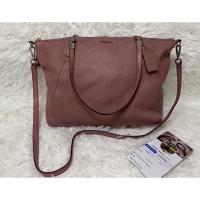 ราคา Used Coach พัดหนังใบใหญ่ สีชมพูกะปิ ฐาน 12 นิ้ว ปาก 16 นิ้ว สภาพดี ร่องรอยใช้งานบ้าง โดยรวมสวยค่ะ ขาย 1,650-.❤️ (7996516617)