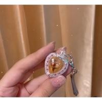 ราคา จี้นกสาริกาลิ้นทอง สาริกาหลงรัง เลี่ยมน้ำมันว่านดอกทอง ฟรีที่เหน็บ พร้อมใบคาถา (15154339651)