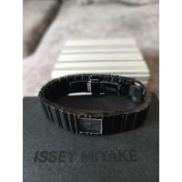 ราคา Used Issey Miyake : V Collection ของแท้ สภาพดีมาก (21288453047)
