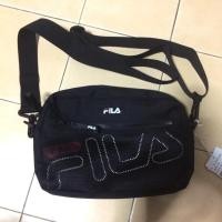 ราคา Fila กระเป๋าสะพายข้างสีดำ (1326969504)