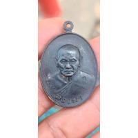 ราคา เหรียญรูปไข่ หลวงพ่อทองมา ถาวโร วัดสว่างท่าสี จ.ร้อยเอ็ด ปี๒๕๑๘ เนื้อทองแดง. (28481540922)