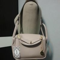 ราคา ส่งฟรี❗❗กระเป๋าทรง ลินดี้ สีน้ำตาลนู้ดมือ 1 (4926802398)