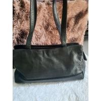 ราคา พร้อมส่งกระเป๋าหนังแบรนด์ Vincis bench ฐาน 15 นิ้ว สภาพ 85% (7677763116)