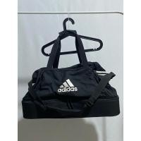 ราคา กระเป๋า Adidas มือ2 ของแท้ % สภาพดีมาก เป็นกระเป๋าเดินทาง มีช่องเก็บรองเท้าด้านล่างค่ะ (29035007919)