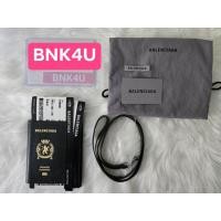ราคา [ ของแท้ ] กระเป๋า Balenciaga Passport Phone Holder in Black มือสอง สภาพดีมาก เหมือนใหม่ พร้อมส่ง สินค้าเป็นของแท้ 100% (26126994106)