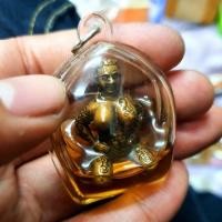 ราคา แม่เป๋อเลี่ยมน้ำมันว่านสาริกา ครูบาวัง วัดบ้านเด่น (6035717785)