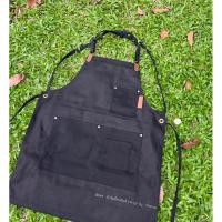 ราคา พร้อมส่ง ✨️ ผ้ากันเปื้อนยีนส์สีดำ สายไขว้หลังปรับสายได้ ช่องเก็บของ งานแฮนด์เมด รุ่น002 (27262944768)