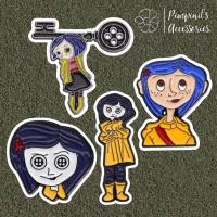 ราคา ʕ •ᴥ•ʔ ✿ พร้อมส่ง : เข็มกลัดเซ็ทโครอลไลน์กับโลกมิติพิศวง | Coraline Doll & The Secret Door Enamel Brooch Pin Set. (25868785311)