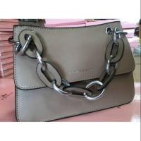 ราคา กระเป๋าแบรนด์CHARLES & KEITH ด้านหน้าปั้มโลโก้แบรนด์ ซับในพื้นสีดำงานหนังPUสวย มีสายสะพาย 2 แบบ ขนาด 8.5 นิ้ว (4116543945)