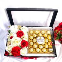 ราคา กล่องดอกกุหลาบโทนแดงขาว และเฟอร์เรโร่ ขนาดใหญ่ สำหรับโอกาสพิเศษ กล่องดอกไม้วาเลนไทน์ (26674680651)