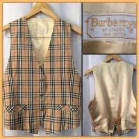 ราคา BURBERRYS OF LONDON เสื้อกั๊กสภาพใหม่กริบ เนื้อผ้าด้านหน้าคอตตอนร้อย ด้านหลังโพลีเอสเตอร์สีทอง กระดุมปั๊มตราแบรนด์ (1242471975)